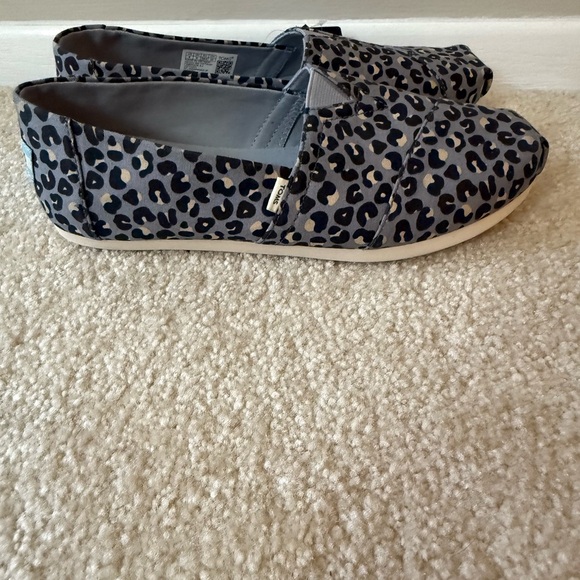 NWT TOMS Women’s Gray and Black Animal Print Slip-Ons Size 8 - Picture 5 of 8